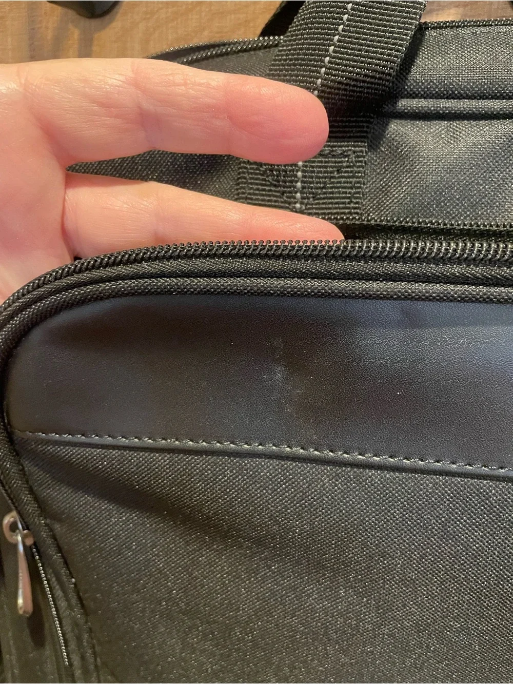 Targus Black Men's Laptop Messenger Bag with Shoulder Strap